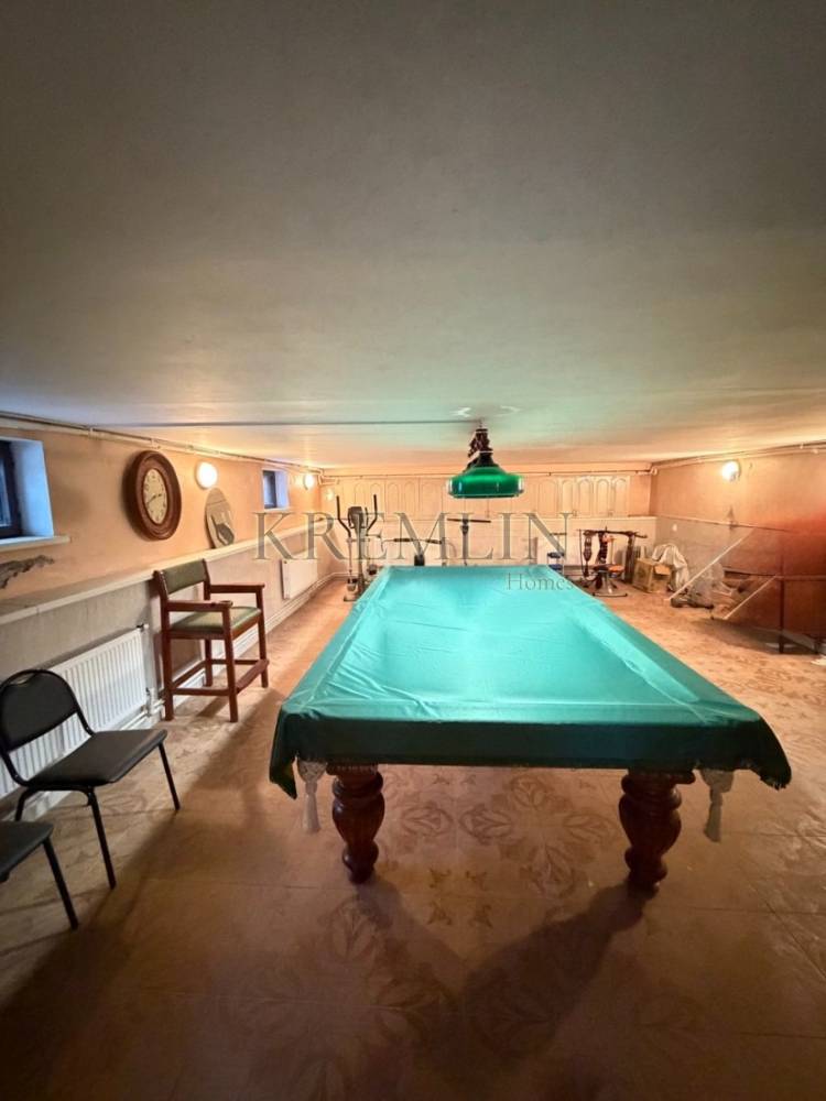 Цокольный этаж, Бильярдная